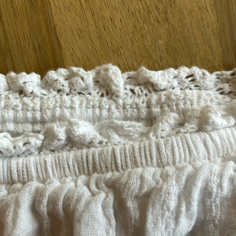 🌸 White Ruffled Blouse 🌸 - Picture 6 of 6